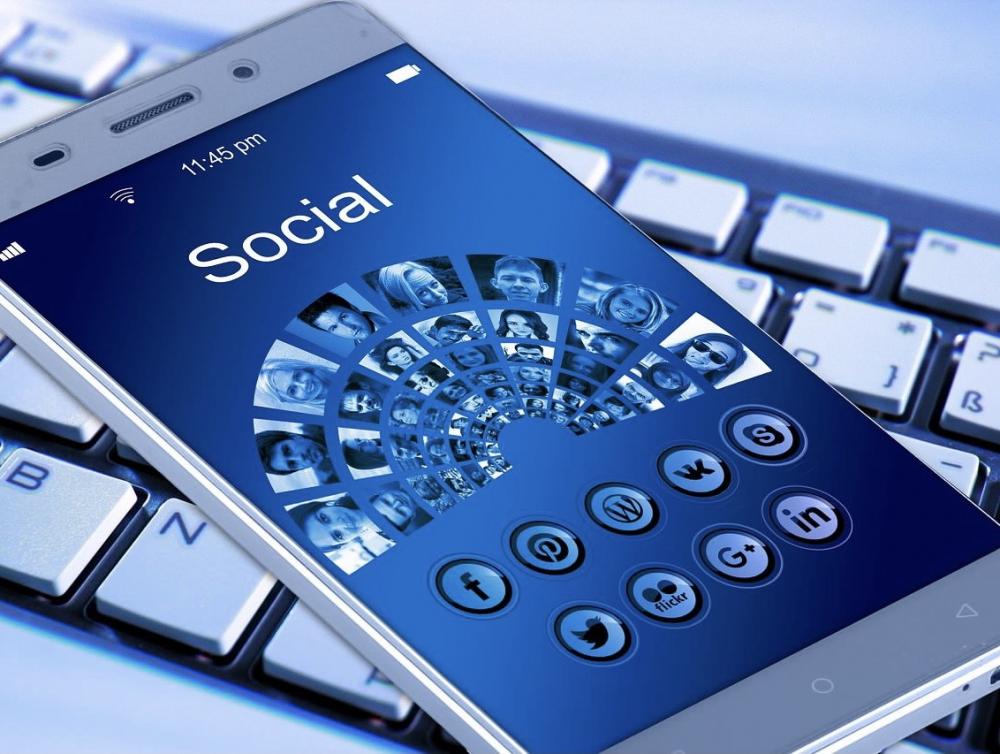 Компания Facebook планирует сменить название