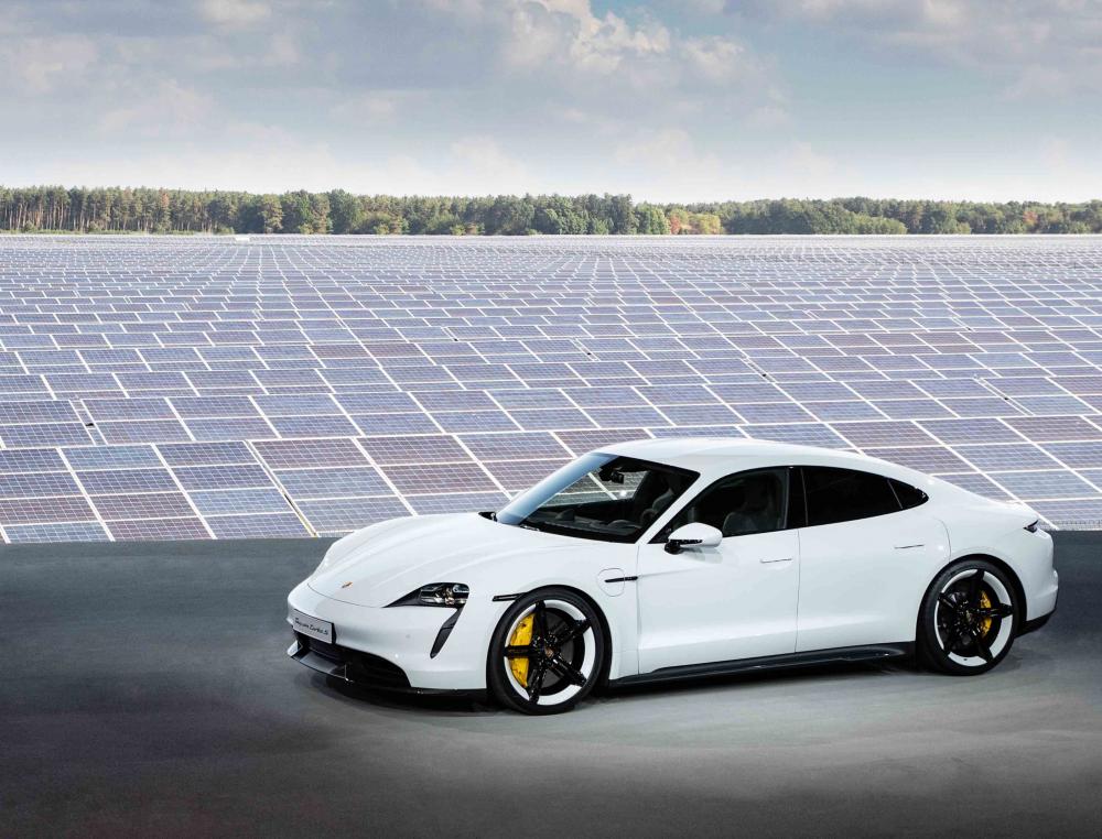 Porsche представила свой первый серийный электромобиль Taycan