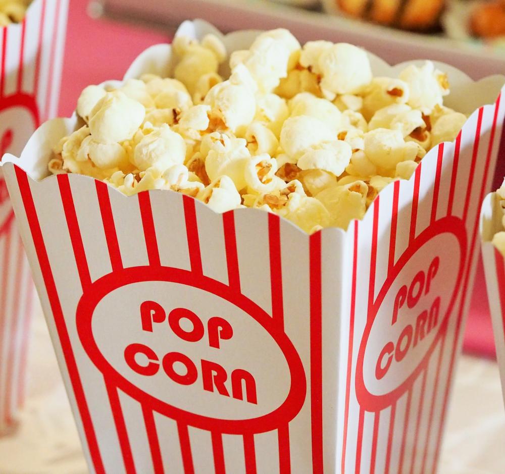 Услуги в сфере показа, а также производства кинофильмов сократились в два раза