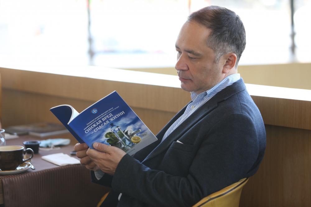 Книгу «Снижая вред - спасая жизни» презентовали в Алматы