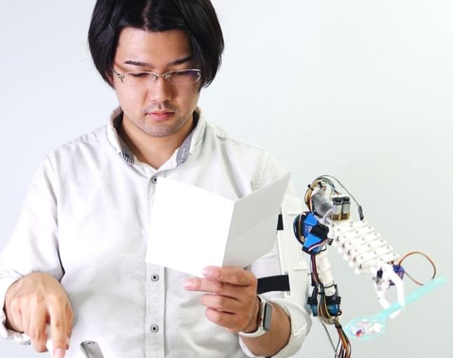Японские инженеры разработали «третью руку» для помощи в повседневных делах
