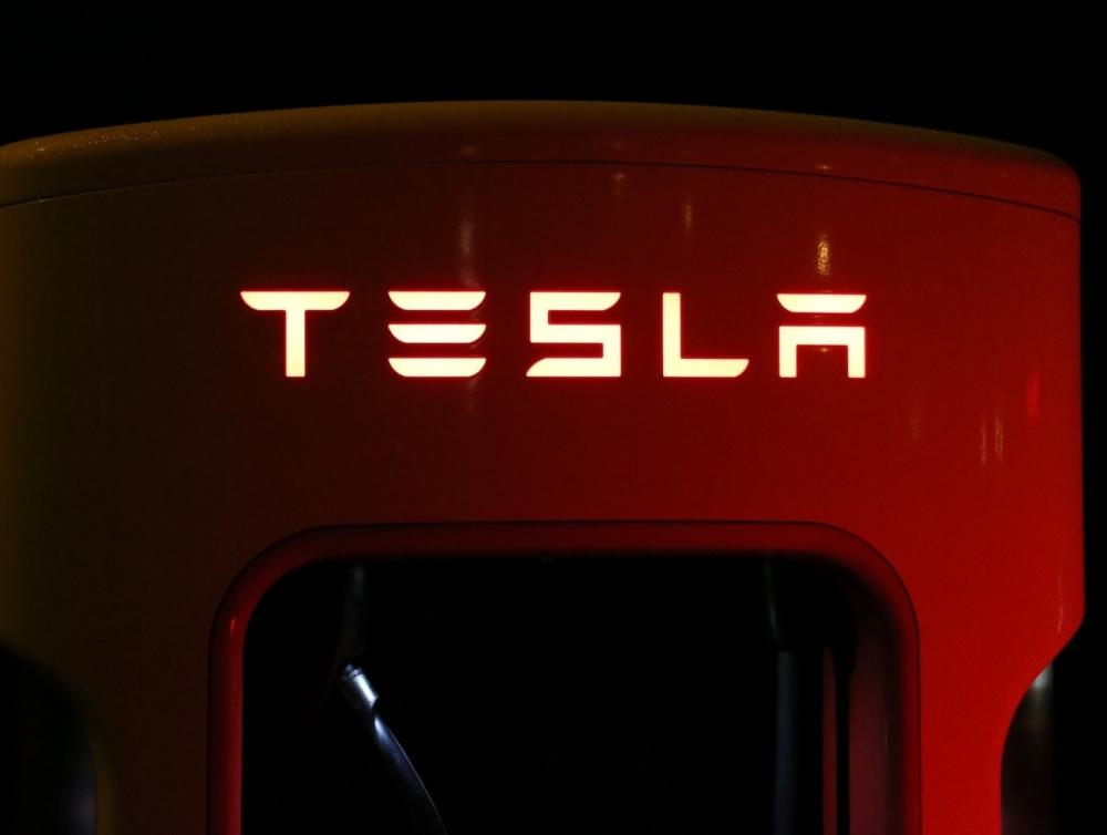 Tesla планирует выпускать одежду и обувь под маркой Cyberquad
