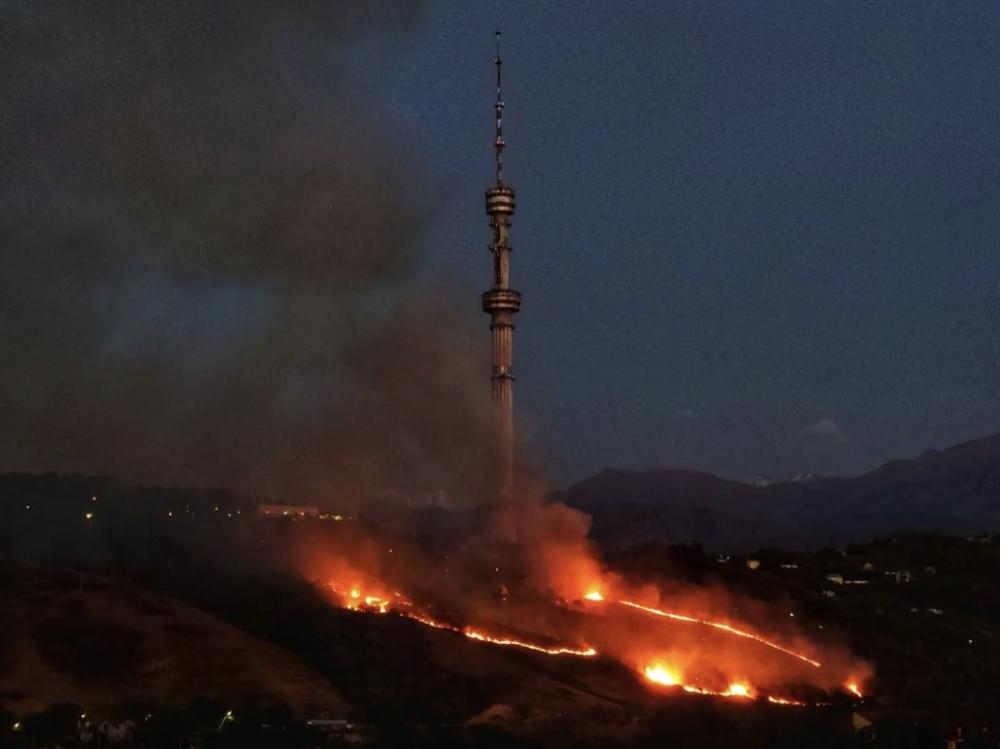 Пожар на Кок-Тобе: загорелись участки склона горы